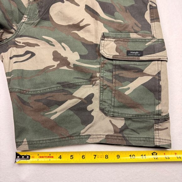 Wrangler Men's Relaxed Low Stretch Green Camo Cargo Shorts Sz 48 Inseam 10" NWT - Picture 10 of 11